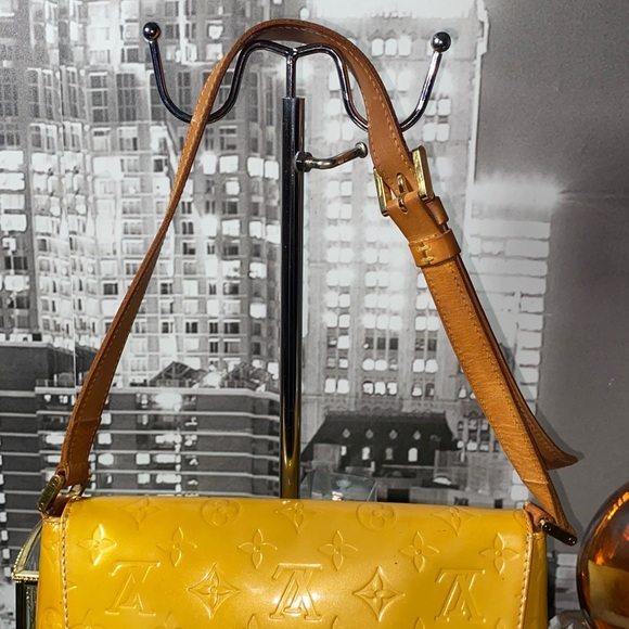 Authentic Louis Vuitton Vernis Monogram Thompson Street Flap Bag - Picture 11 of 17